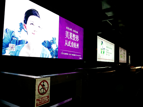 杭州公交站台灯箱